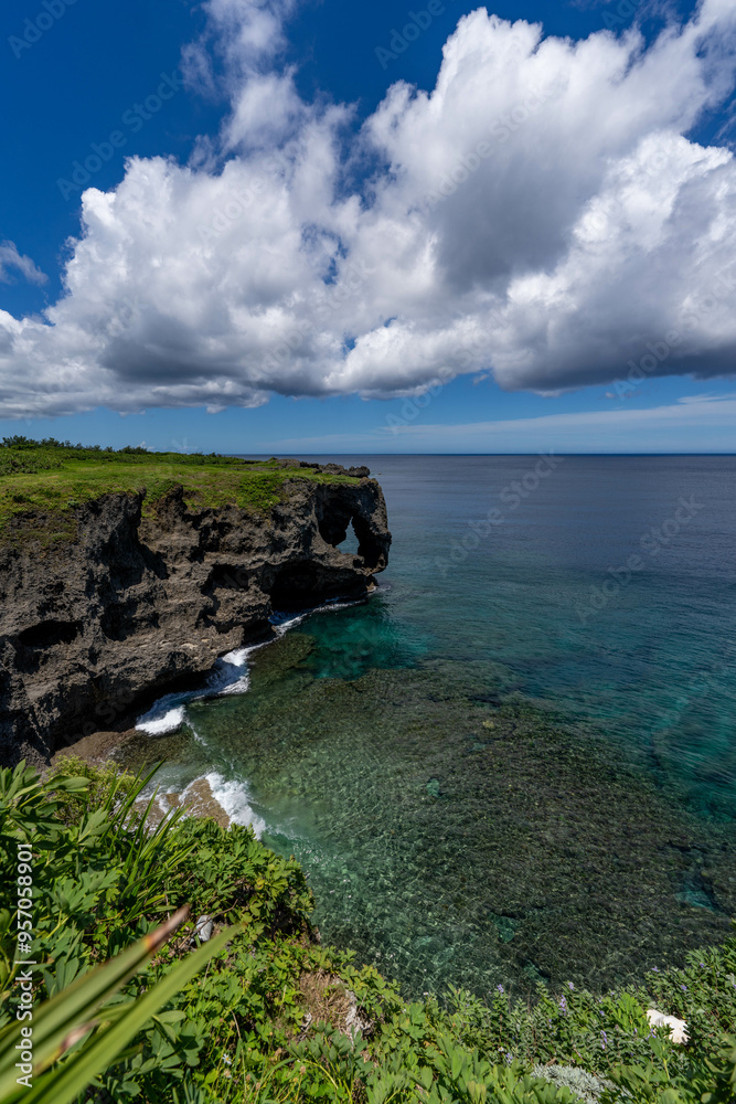 Obraz premium 日本 沖縄 海古宇利大橋 美ら海水族館 残波岬 万座毛 街並み 都市景観 アメリカ村 那覇