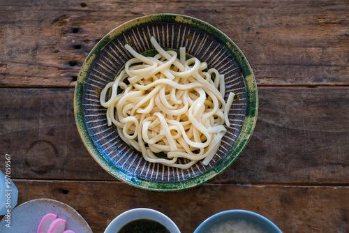 茹でた讃岐うどんとめんつゆ photo