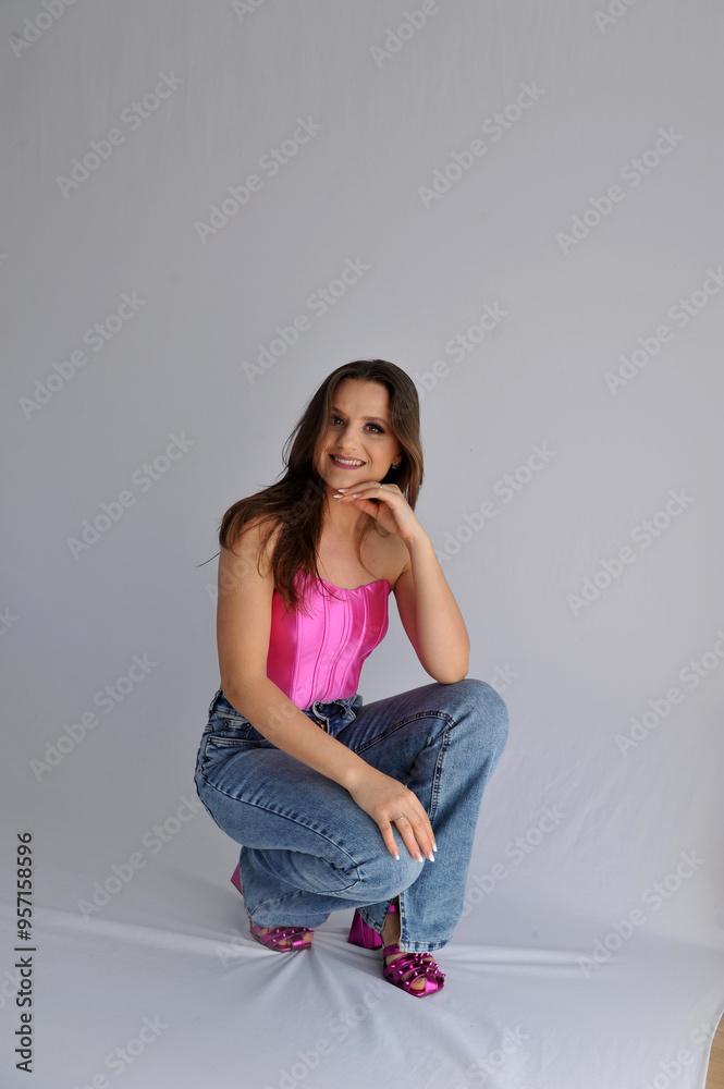 Beldade sorridente modelo celebra aniversário cor de rosa Beldade sorridente modelo celebra aniversário cor de rosa