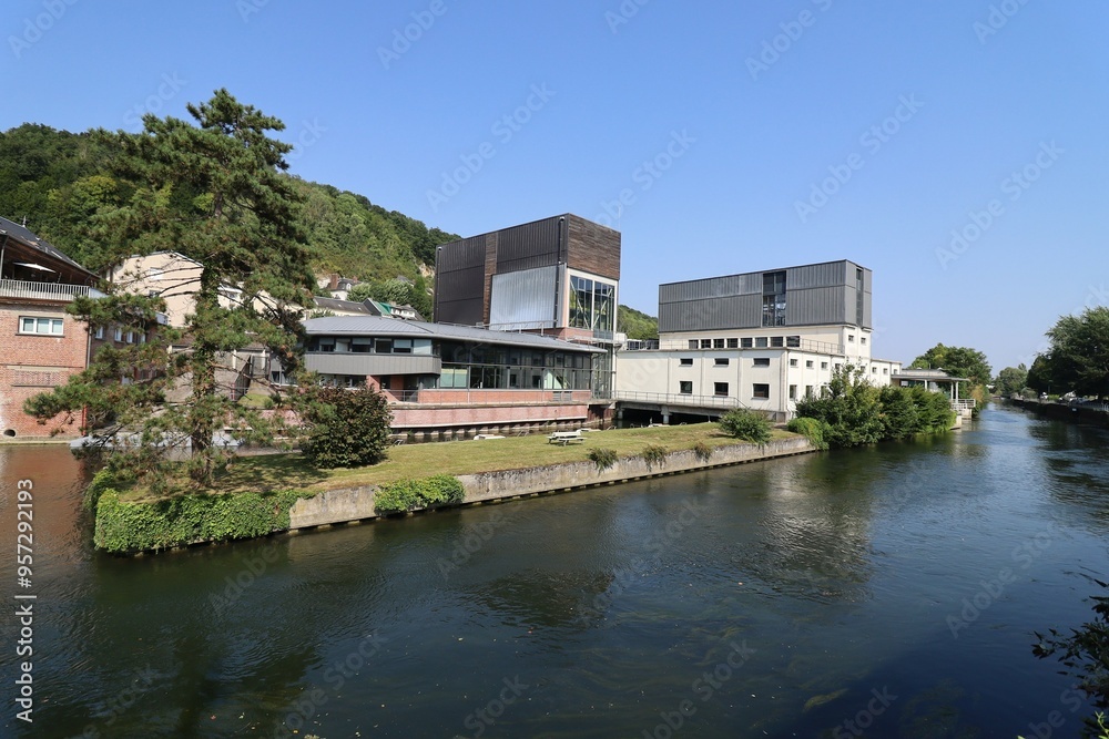 La rivière la Risle dans la ville, ville de Pont Audemer, département de l'Eure, France La rivière la Risle dans la ville, ville de Pont Audemer, département de l'Eure, France