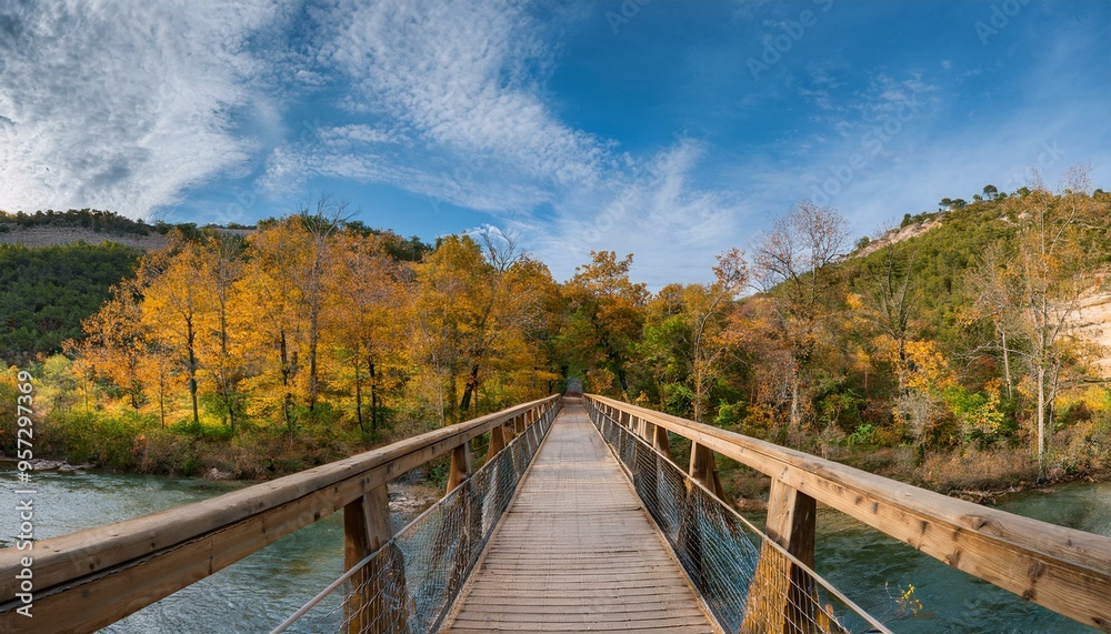 Puente sobre un río que cruza un bosque otoñal Puente sobre un río que cruza un bosque otoñal