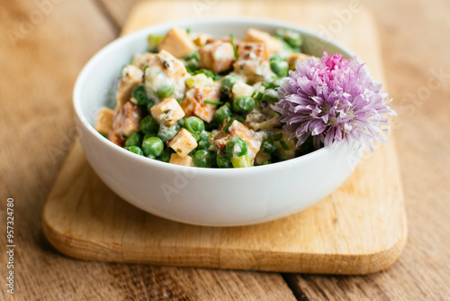 Creamy pea salad