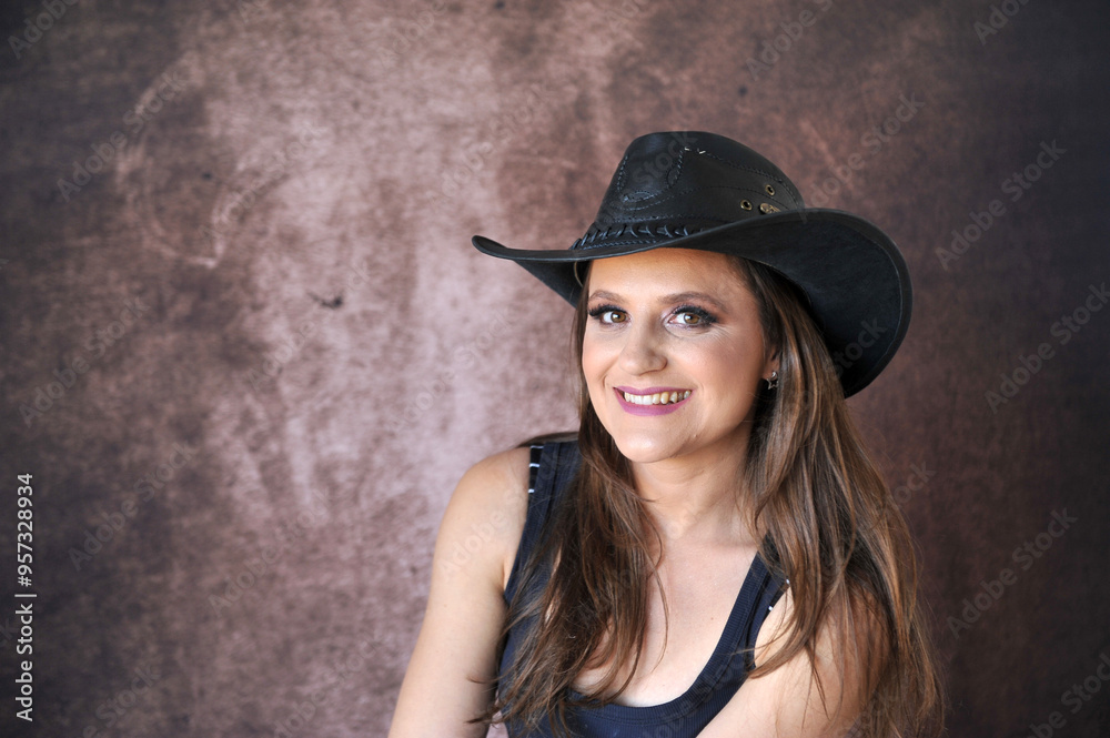 Beldade mulher vaqueira com chapéu country moda rural calça jeans e cinta Beldade mulher vaqueira com chapéu country moda rural calça jeans e cinta