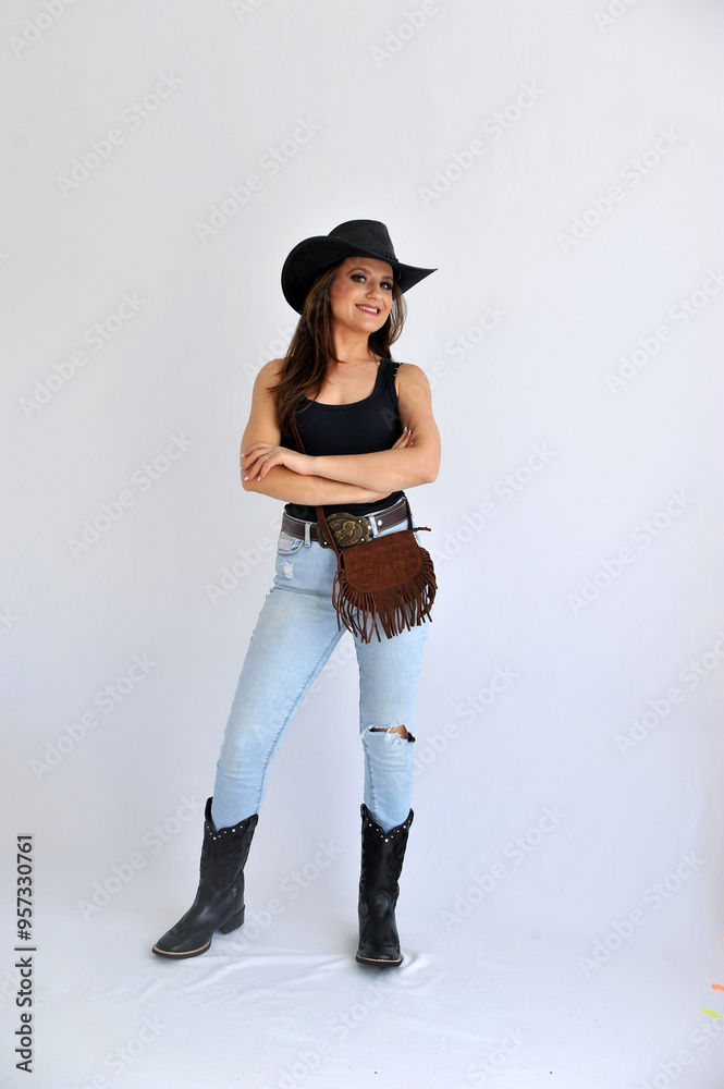 Beldade mulher vaqueira com chapéu country moda rural calça jeans e cinta Beldade mulher vaqueira com chapéu country moda rural calça jeans e cinta