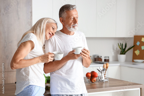 Mature couple drinking coff...