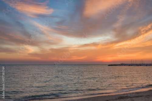 Bellissimo tramonto al mare in agosto sul porticciolo