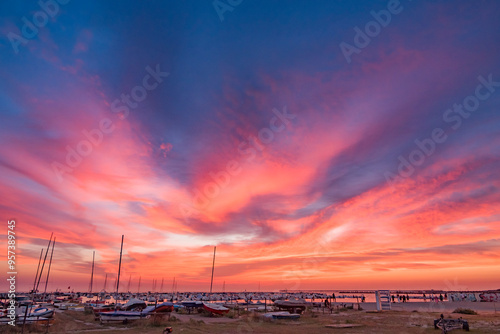 Fototapeta Naklejka Na Ścianę i Meble -  Bellissimo tramonto al mare in agosto sul porticciolo