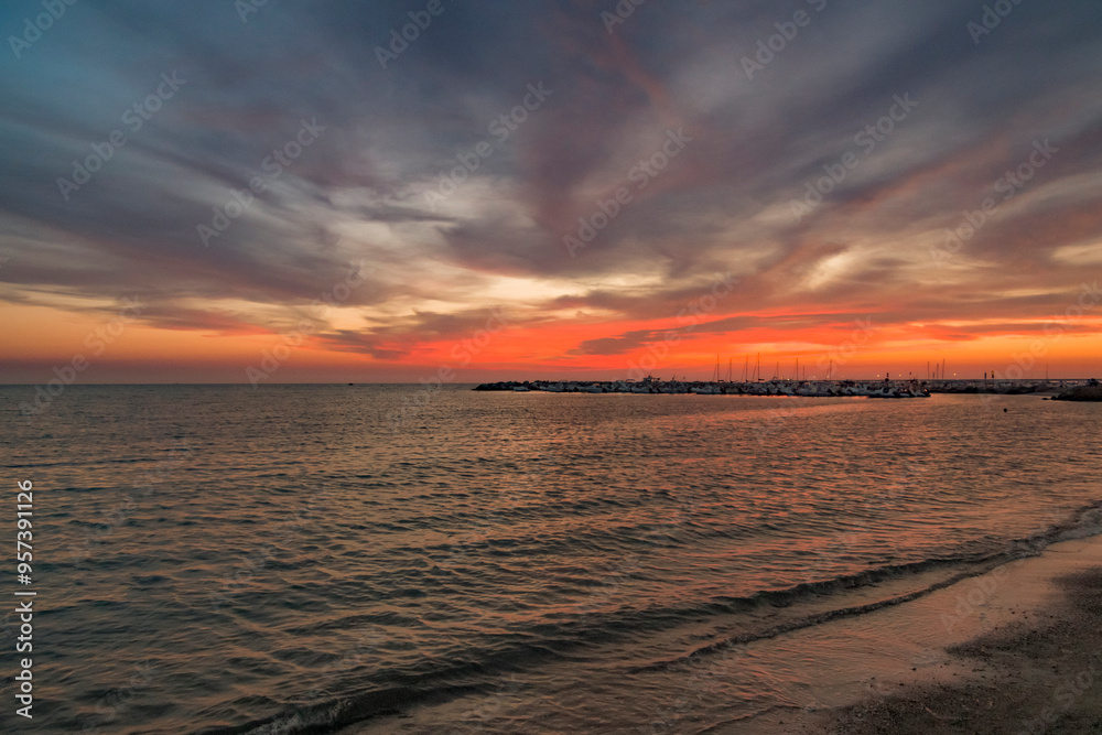 Fototapeta premium Bellissimo tramonto al mare in agosto sul porticciolo