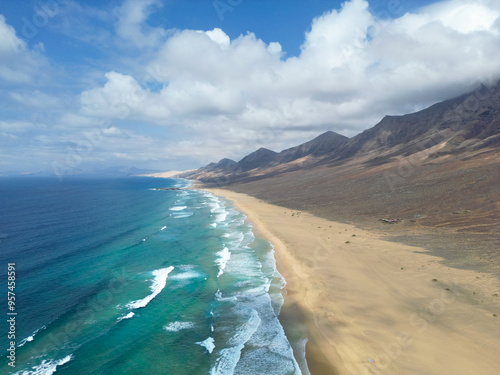 Słynna, piękna, naturalna plaża Fuerteventury Playa de Cofete położona wśród gór. The famous, beautiful, natural beach of Fuerteventura, Playa de Cofete, located among the mountains.