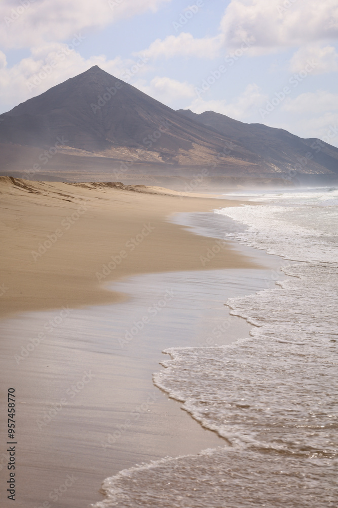 Słynna, piękna, naturalna plaża Fuerteventury Playa de Cofete położona wśród gór. The famous, beautiful, natural beach of Fuerteventura, Playa de Cofete, located among the mountains.