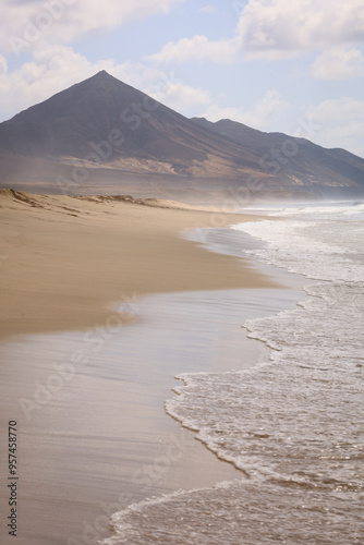Obraz na płótnie Słynna, piękna, naturalna plaża Fuerteventury Playa de Cofete położona wśród gór. The famous, beautiful, natural beach of Fuerteventura, Playa de Cofete, located among the mountains. w salonie