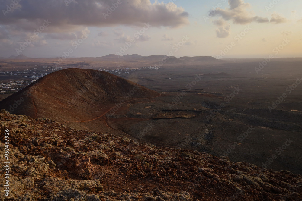 Niesamowity, Wulkan Calderon Hondo położony na wyspie Fuerteventura. The amazing Calderon Hondo Volcano located on the island of Fuerteventura