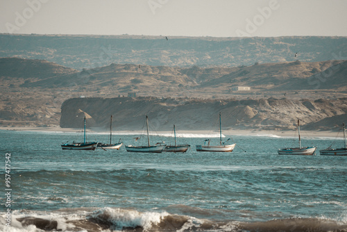 Fototapeta Naklejka Na Ścianę i Meble -  Barcos de pescadores na praia - Peru