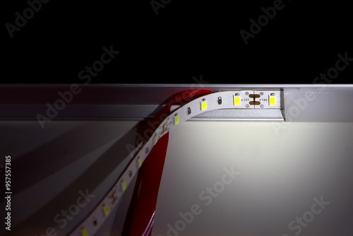 Installation einer LED-Stripe in einen Lichtkanal