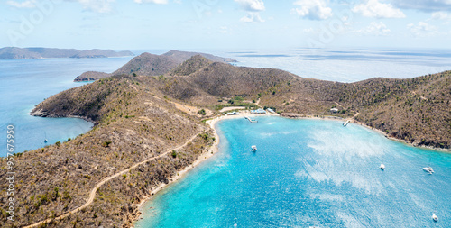 Φωτογραφία Beautiful aerial shot of Norman Island in BVI on a bright, sunny afternoon