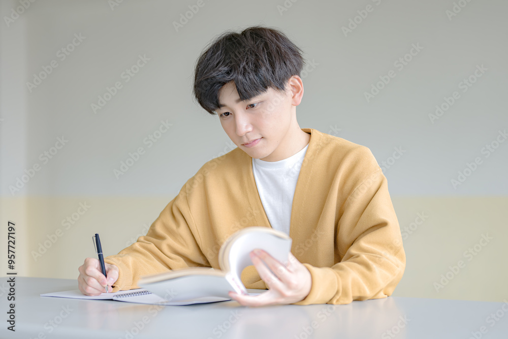猛勉強する学生 猛勉強する学生