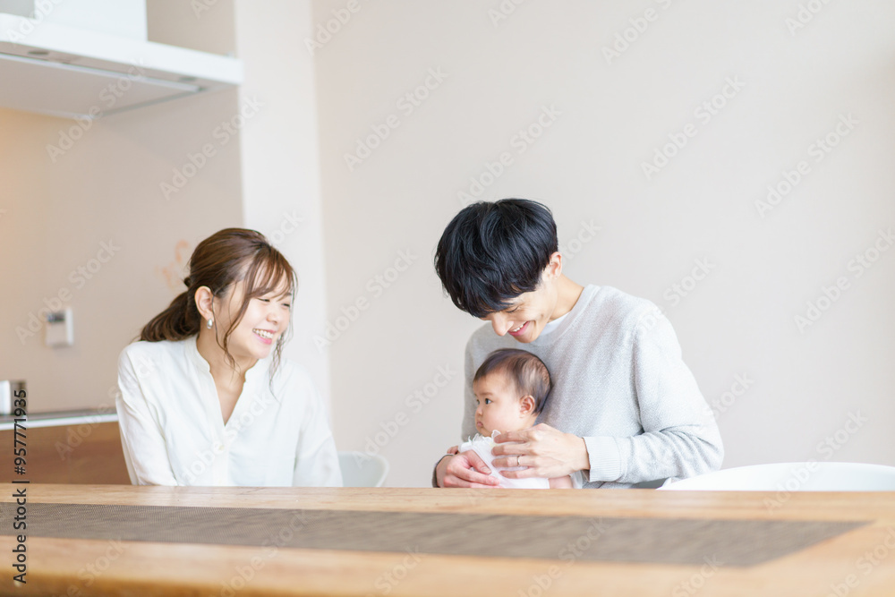 赤ちゃんと過ごす家族 赤ちゃんと過ごす家族