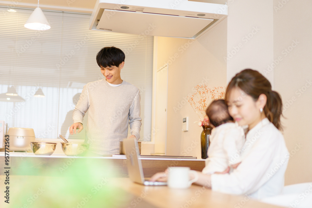 赤ちゃんと過ごす家族 赤ちゃんと過ごす家族