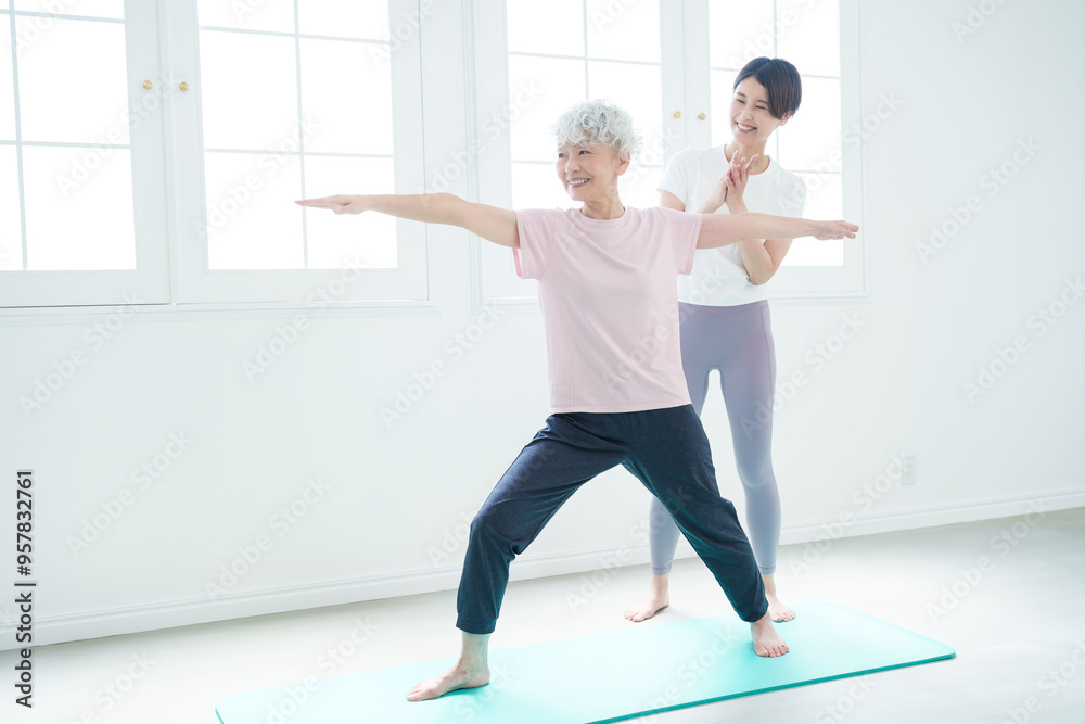 Fototapeta premium ヨガをするシニア女性とインストラクター