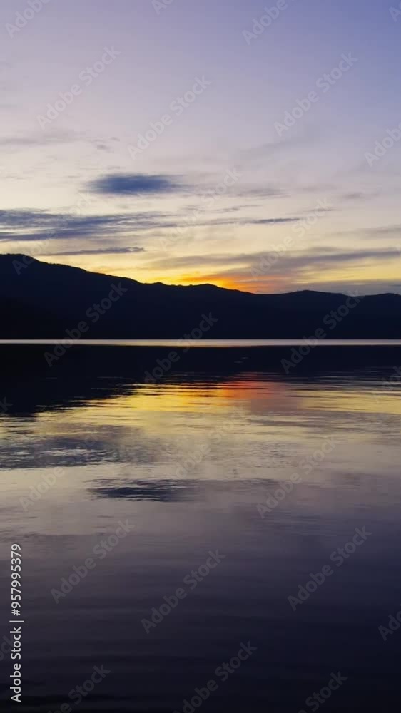 湖面に穏やかなさざ波を繰り返す黄昏の湖の静かな風景。日本の北海道の屈斜路湖の夕暮れ。 湖面に穏やかなさざ波を繰り返す黄昏の湖の静かな風景。日本の北海道の屈斜路湖の夕暮れ。