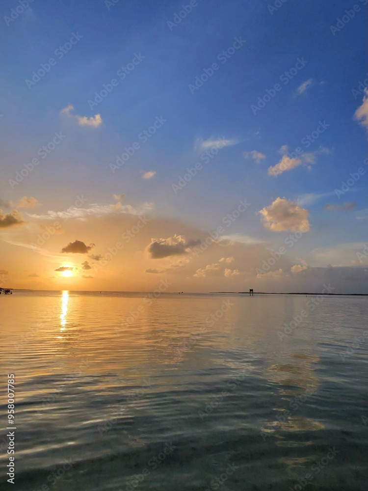 Naklejka premium sunset over the sea