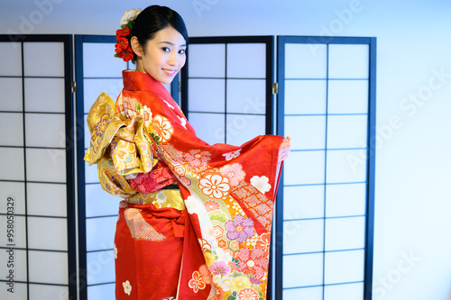 窓際にいる20代の着物を着た女性