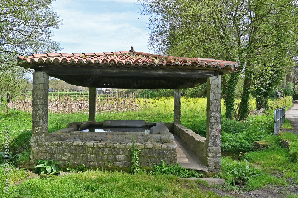 Paesaggi di Galizia, campagna e un antico lavatoio sul cammino Primitivo di Santiago di Compostela fra Melide ed Arzua - Galizia, Spagna Paesaggi di Galizia, campagna e un antico lavatoio sul cammino Primitivo di Santiago di Compostela fra Melide ed Arzua - Galizia, Spagna
