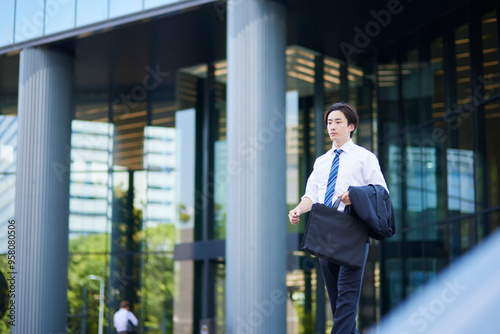 Wallpaper Mural オフィスから出発するスーツを着た若いビジネスマンの男性 Torontodigital.ca