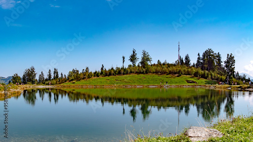 Idyllisches Bergpanorama mit blauem Himmel und Blick auf einen Speichersee