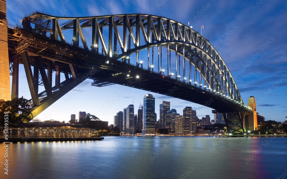 Obraz premium Sydney Harbour Bridge with City Skyline Sunrise Background