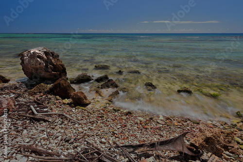Foto The shore around Cabo Cruz fishing village made of coral rocks and dotted with debris of tree branches, in the Granma Landing Park