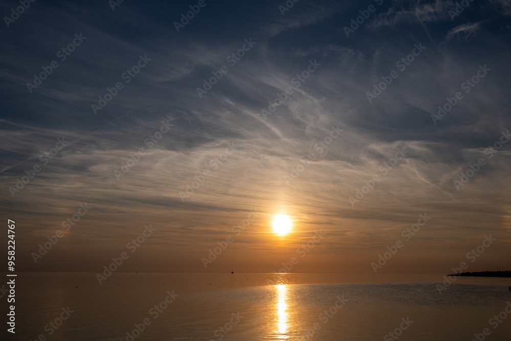 Die Nordsee bei Büsum - dramatisch schöner Sonnenuntergang mit Spiegelung auf dem Wasser und dem Watt Die Nordsee bei Büsum - dramatisch schöner Sonnenuntergang mit Spiegelung auf dem Wasser und dem Watt