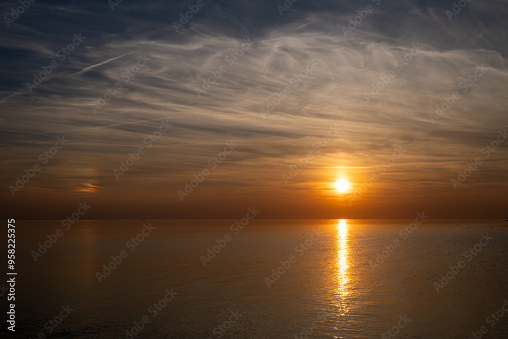 Die Nordsee bei Büsum - dramatisch schöner Sonnenuntergang mit Spiegelung auf dem Wasser und dem Watt Die Nordsee bei Büsum - dramatisch schöner Sonnenuntergang mit Spiegelung auf dem Wasser und dem Watt