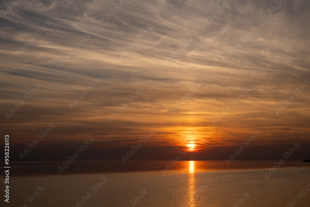 Die Nordsee bei Büsum - dramatisch schöner Sonnenuntergang mit Spiegelung auf dem Wasser und dem Watt
