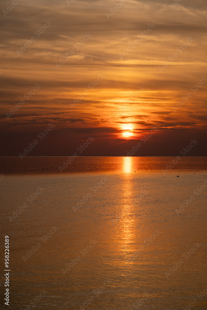 Die Nordsee bei Büsum - dramatisch schöner Sonnenuntergang mit Spiegelung auf dem Wasser und dem Watt Die Nordsee bei Büsum - dramatisch schöner Sonnenuntergang mit Spiegelung auf dem Wasser und dem Watt