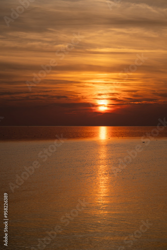 Die Nordsee bei Büsum - dramatisch schöner Sonnenuntergang mit Spiegelung auf dem Wasser und dem Watt