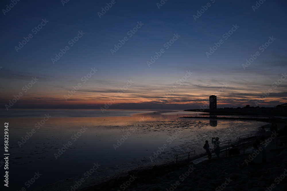 Die Nordsee bei Büsum - dramatisch schöner Sonnenuntergang mit Spiegelung auf dem Wasser und dem Watt Die Nordsee bei Büsum - dramatisch schöner Sonnenuntergang mit Spiegelung auf dem Wasser und dem Watt