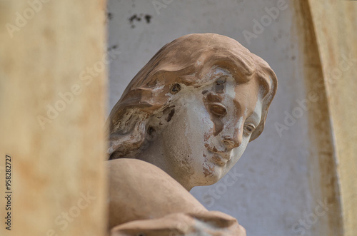 cabeza de una estatua de mujer, estilo griego y romano
