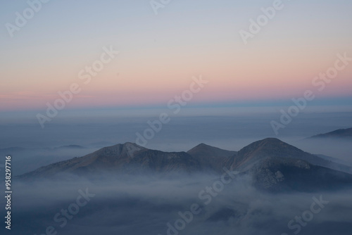 Montagne sous les nuages
