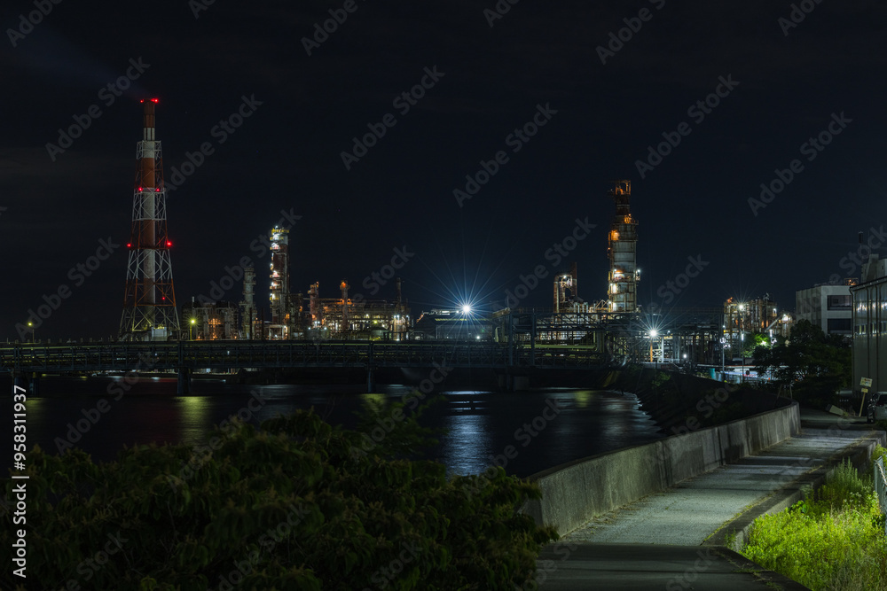 Naklejka premium 日本 三重県四日市市の大正橋から見える四日市コンビナートの工場夜景