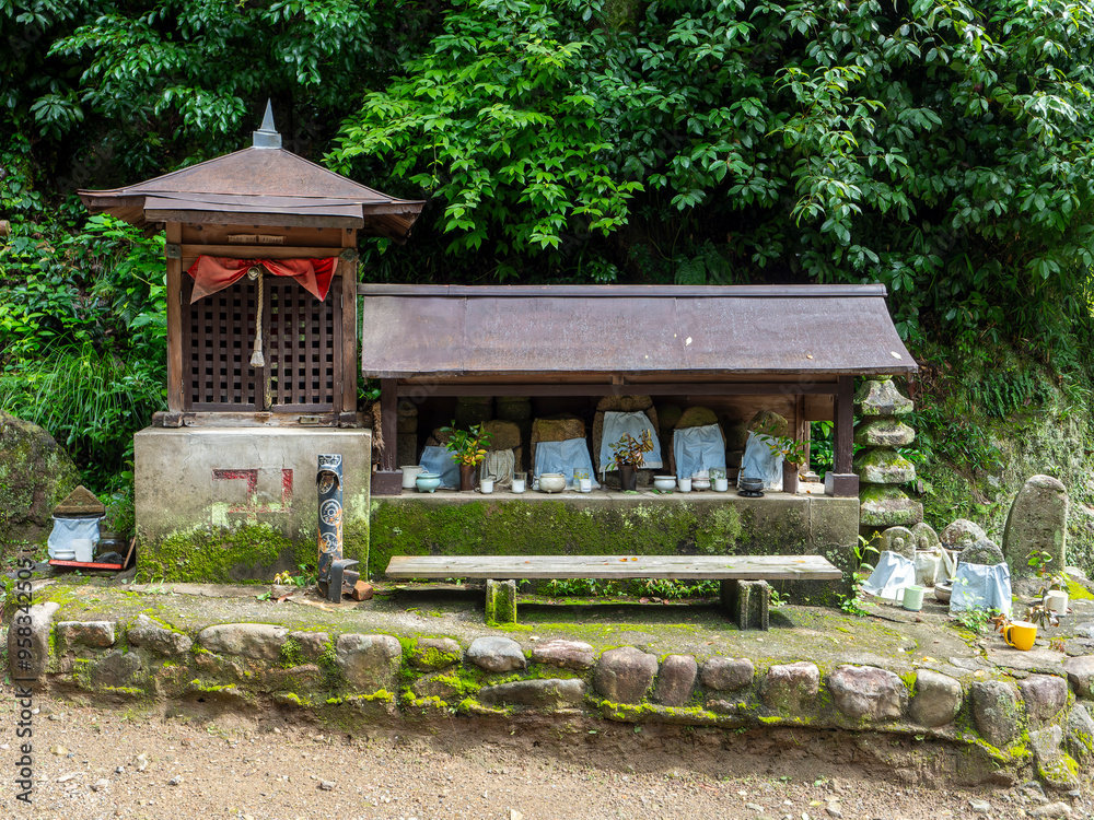 Naklejka premium 山道に祀られた地蔵尊