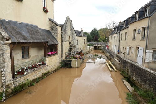 Moulin à eau sur la rivière Aure, ville de Bayeux, département du Calvados, France photo