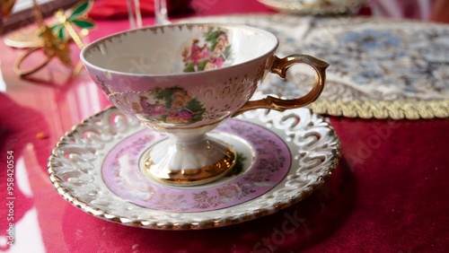 Tasse à thé en porcelaine rose dorée à l'or fin du 17e siècle style Louis XIV photo