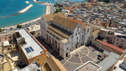 Fotografía Aerial view of the Pontifical Basilica of Saint Nicholas in the old town of Bari, Puglia, Italy