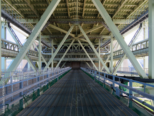 明石海峡大橋の橋脚のトラス構造 photo