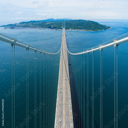 明石海峡大橋の橋脚頂上から見る淡路島方面の景色
