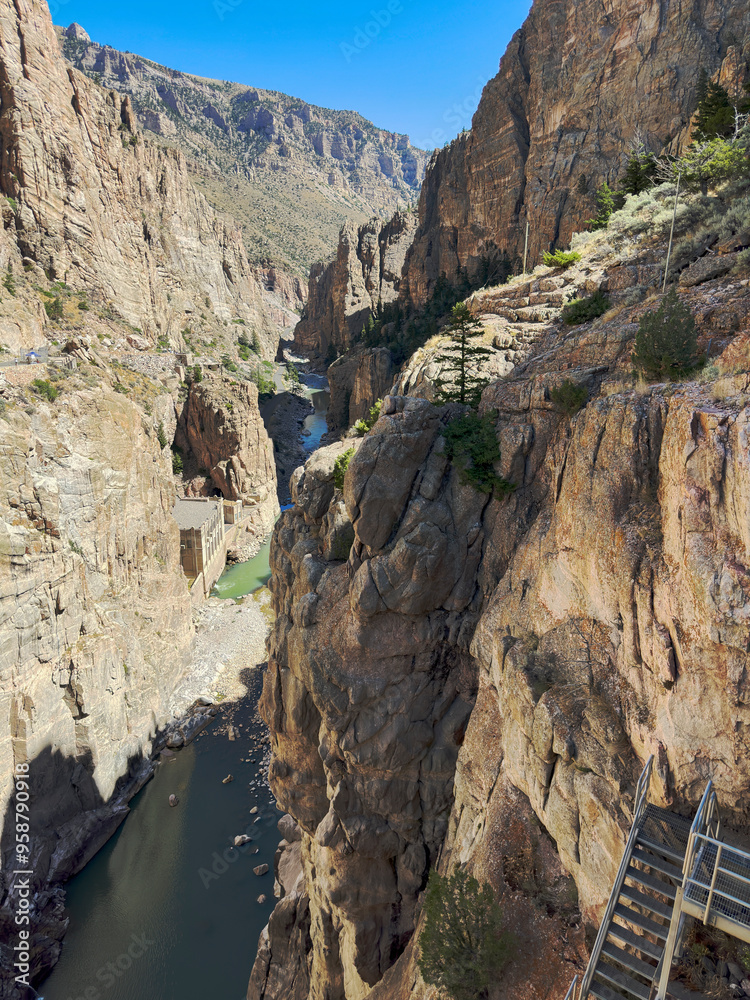 Φωτογραφία This is the Buffalo Bill Dam, canyon, power installation & staircase to the Shoshone River water below all located in or near Cody, Wyoming, USA