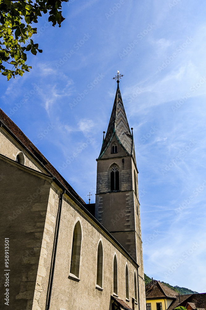 Fototapeta premium Stadt Baden, katholische Kirche, Kirchplatz, Altstadt, Altstadthäuser, Stadt, Aargau, Limmat, Fluss, Sommer, Schweiz