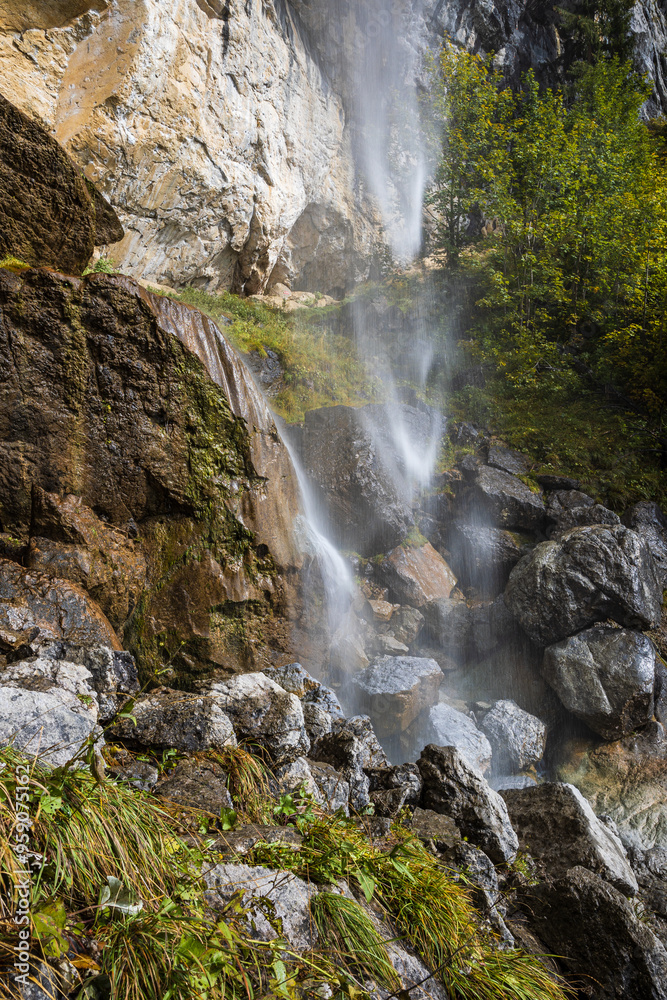 Fototapeta premium Schleierwasserfall am Wilden Kaiser Österreich herabstürzendes Wasser