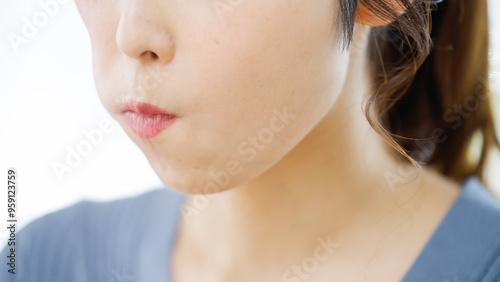 舌でほうれい線を消すマッサージをする女性